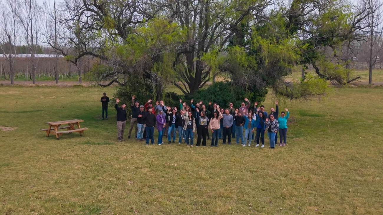 Imagen aérea de los participantes del seminario de gestión de recursos hídricos en INTA Alto Valle
