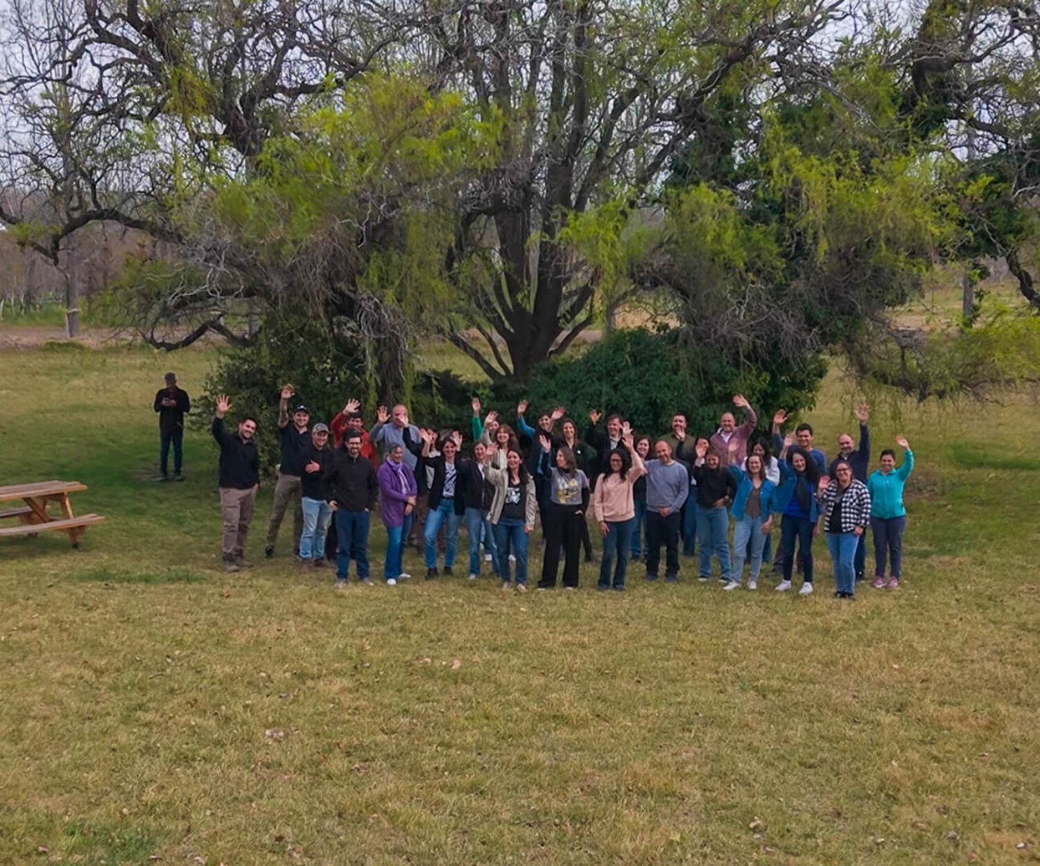 Imagen aérea de los participantes del seminario de gestión de recursos hídricos en INTA Alto Valle